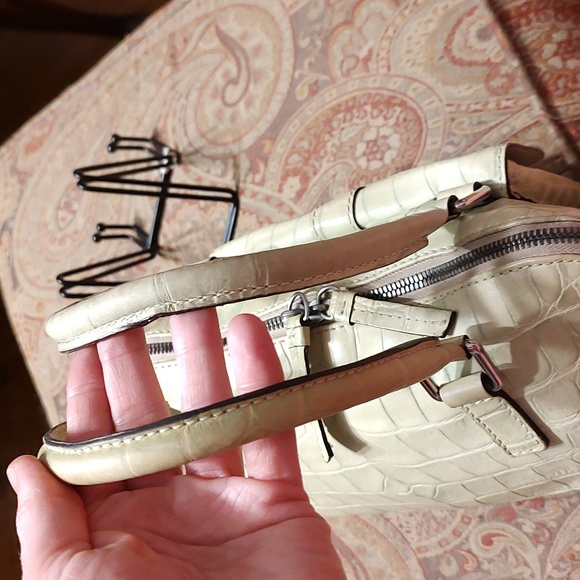 GUC Dooney and Burke pale green croc-embossed leather. Silver hardware. - Picture 9 of 16